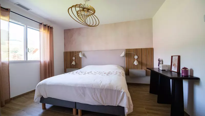 chambre-parentale-lustre-bois-voiron